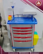 صورة أمامية لعربة طوارئ Saikang Crash Cart من ABS بالرمادي والأحمر والأزرق مع أدراج وحامل محاليل وحافة معدنية و4 عجلات صامتة