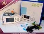 صورة حقيقية بزاوية أمامية للبلص المكتبي من يونكر Yonker Desktop Oximeter YK-810 مع مشتملاته، الجهاز صغير، محمول وبتصميم أبيض بشاشة 4.3 بوصة TFT.