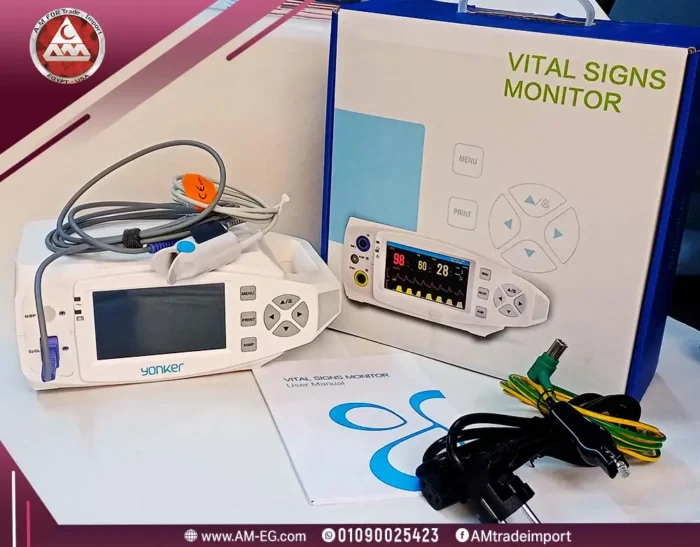 صورة حقيقية بزاوية أمامية للبلص المكتبي من يونكر Yonker Desktop Oximeter YK-810 مع مشتملاته، الجهاز صغير، محمول وبتصميم أبيض بشاشة 4.3 بوصة TFT.