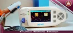 صورة طبيعية بزاوية أمامية للبلص المكتبي من يونكر Yonker Desktop Oximeter YK-810، الجهاز صغير، محمول وبتصميم أبيض بشاشة 4.3 بوصة TFT.