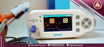 صورة طبيعية بزاوية أمامية للبلص المكتبي من يونكر Yonker Desktop Oximeter YK-810، الجهاز صغير، محمول وبتصميم أبيض بشاشة 4.3 بوصة TFT.