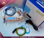 صورة طبيعية من منظور علوي للبلص المكتبي من يونكر Yonker Desktop Oximeter YK-810 مع مشتملاته، الجهاز صغير، محمول وبتصميم أبيض بشاشة 4.3 بوصة TFT.