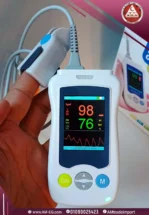 صورة حقيقة بزاوية أمامية لبلص اوكسميتر هاند هيلد Yonker Handheld Oximeter محمول، تصميم أبيض صغير بشاشة 2.4 بوصة TFT.