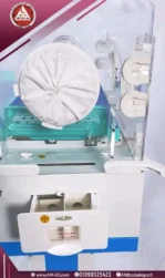 صورة طبيعية جانبية لدرج الترطيب لحضانة أطفال مبتسرين AMS 2M-24 بهيكل أبيض وأزرق.