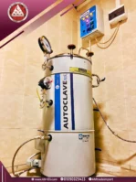 صورة طبيعية لأوتوكلاف تعقيم بالبخار روسي سعة 80 لتر باللونين الأبيض والأزرق مزود بعدادات ضغط وأمان