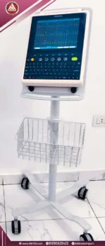 صورة طبيعية بزاوية أمامية لجهاز Zoncare iMAC 120 ECG رسم القلب بـ 12 قناة على تروللي، شاشة تاتش 10.5 بوصة،الجهاز أبيض اللون مع لوحة مفاتيح سوداء، طباعة A4.