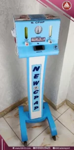 صورة طبيعية بزاوية أمامية لجهاز سيباب N.CPAP، تصميم باللونين الأزرق والأبيض، مزود بعجلات للتنقل، مع عدادات ضغط ومقاييس تدفق دقيقة.