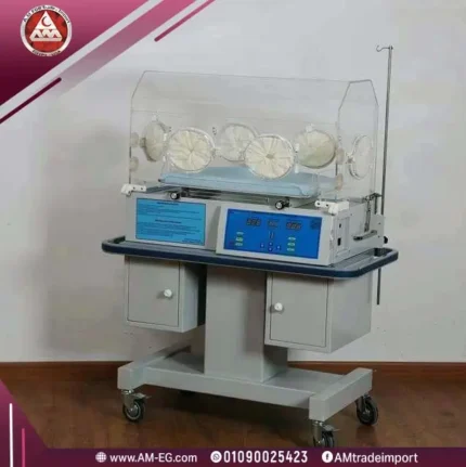 صورة حقيقية أمامية لحضانة أطفال مبتسرين AM3000، مع غطاء شفاف ولوحة تحكم باللون الأزرق، مزودة بشاشة رقمية وحساسات حرارة على قاعدة متحركة.