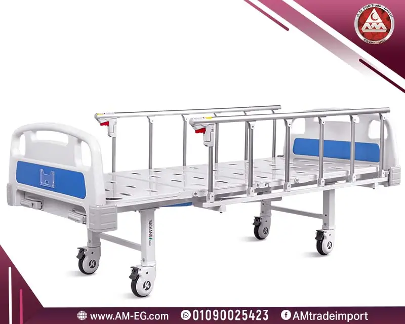 سرير-طبي-2-حركة-يدوي-سايكنج-بدون-مرتبة-طبية-وضع-مسطح سرير يدوي 2 حركة من Saikang في وضع ظهر مسطح، بمنفلة مزدوجة، حامل محاليل، جوانب أمان، تصميم أبيض اللون ومتين، وأربع عجلات.