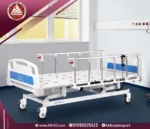 سرير طبي كهربائي Saikang ICU بخمس حركات بوضع مسطح، هيكل أبيض متين، مرتبة طبية زرقاء، مزود بريموت، حامل محاليل، وأربع عجلات صامتة.