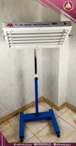 صورة طبيعية بزاوية أمامية لجهاز علاج الصفراء بتقنية LED للأطفال المبتسرين وحديثي الولادة مع 5 مصابيح LED وإطار أبيض قابل للضبط