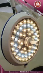 صورة حقيقية لكشاف عمليات ليد بيدفوردميد بلون أبيض، مزود بقمرة دائرية 70 سم، مثبت بالسقف، يوفر إضاءة قوية 200,000 لوكس.