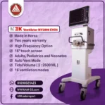 تصميم يعرض مواصفات جهاز التنفس الصناعي فينتليتور MEK MV2000 EVO 5 كوري بشاشة TFT تاتش 15 بوصة، بتصميم أبيض بقاعدة لها أربع عجلات.
