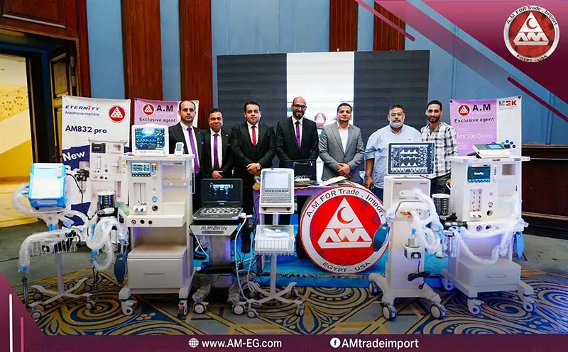 فريق شركة الأمين يعرض أجهزة تخدير ديجيتال بيضاء وأجهزة تنفس صناعي بيضاء وزرقاء بشاشات تاتش وجاهز رسم قلب محمول على ترولي أبيض مع سونار أسود اللون