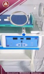 صورة طبيعية للوحة التحكم وشاشة العرض لحضانة الأطفال المبتسرين AMS 2M-24 بهيكل أبيض وأزرق وغطاء زجاجي شفاف.