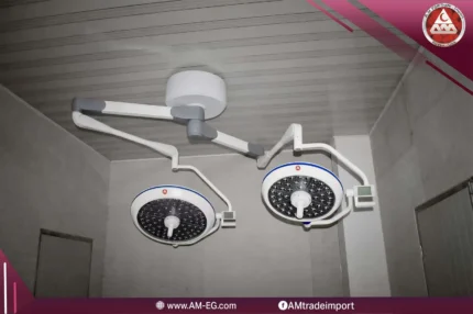 كشاف عمليات جراحية LED مزدوج الرأس معلق بالسقف بذراعين متحركتين داخل غرفة عمليات