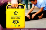 استخدام جهاز إزالة الرجفان القلبي الآلي AED أثناء الاستجابة الطارئة لإنقاذ شخص في مكان عام بعد تعرضه لتوقف قلب مفاجئ.