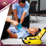 استخدام جهاز إزالة الرجفان القلبي الآلي AED لإنقاذ شخص داخل فندق أثناء حالة توقف قلب مفاجئ، مع تطبيق الأقطاب على صدر المريض ضمن إجراءات الطوارئ