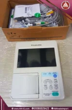 صورة طبيعية من منظورعلوي لجهاز رسم قلب 3 قناة Fukuda CardiMax مع مشتملاته، تصميم محمول خفيف الوزن أبيض اللون بشاشة تاتش 7 بوصة.