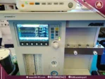 صورة طبيعية مقربة بزاوية أمامية لجهاز تخدير ديجيتال أبيض اللون، بشاشة تاتش 7 بوصة