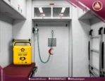صورة لجهاز صدمات أمول أصفر اللون بزاوية أمامية داخل سيارة إسعاف