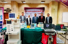 صورة من مؤتمر تخدير لفريق شركة الأمين، يعرض أمامه على المنصة مجموعة من أجهزة التخدير والسونار وشاشات مراقبة المريض