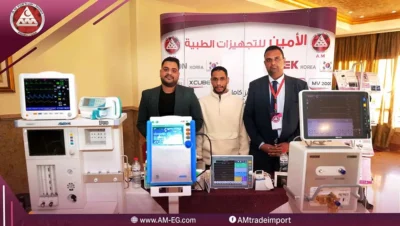 مضخة محاليل وسرنجة محاليل معروضتان من فريق شركة الأمين للتجهيزات الطبية خلال مؤتمر طب الأطفال 2026