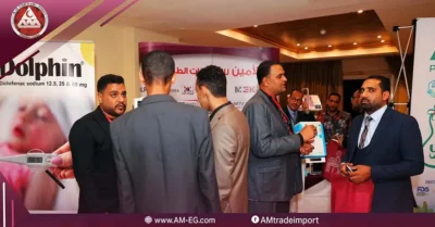 مناقشة فنية بين طبيب وفريق شركة الأمين للتجهيزات الطبية حول جهاز طبي في مؤتمر طب الأطفال 2026