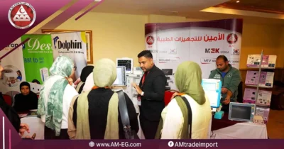 عرض جهاز طبي من فريق شركة الأمين للتجهيزات الطبية أمام أطباء خلال مؤتمر 2026