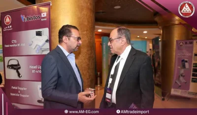 حوار طبي بين طبيبين عن جهاز طبي من أجهزة شركة الأمين للتجهيزات الطبية في قاعة المؤتمر 2026