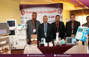 جهاز تخدير وشاشة مراقبة مريض وأجهزة تنفس صناعي معروضين من فريق شركة الأمين للتجهيزات الطبية خلال مؤتمر طب الأطفال 2026