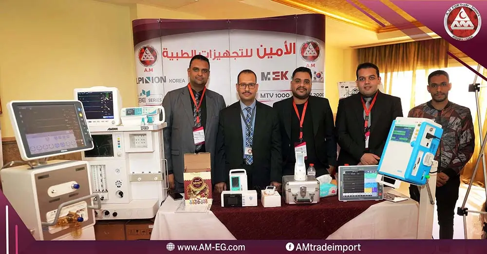 جهاز تخدير وشاشة مراقبة مريض وأجهزة تنفس صناعي معروضين من فريق شركة الأمين للتجهيزات الطبية خلال مؤتمر طب الأطفال 2026