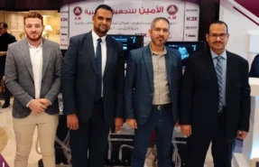 صورة من مؤتمر الخصوبة وعلاج العقم والحقن المجهري لفريق شركة الأمين، يعرض خلفهم على المنصة مجموعة من أجهزة والسونار.