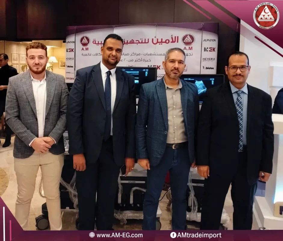 صورة من مؤتمر الخصوبة وعلاج العقم والحقن المجهري لفريق شركة الأمين، يعرض خلفهم على المنصة مجموعة من أجهزة والسونار.