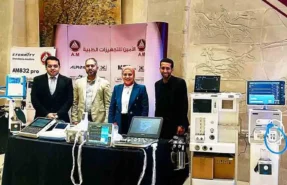 فريق شركة الأمين ميديكال يعرض جهاز تنفس صناعي أبيض اللون بشاشة تاتش وجهاز تخدير أبيض اللون بشاشة تاتش مع مونيتور 12 بوصة باللون الأبيض والأسود وجهاز إيكو محمول رمادي اللون
