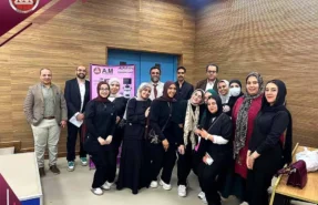 فريق شركة AM الأمين للتجهيزات الطبية خلال فعالية طبية تعليمية داخل قاعة مؤتمرات، بجوار جناح عرض أجهزة السونار Alpinion Medical Systems في مصر