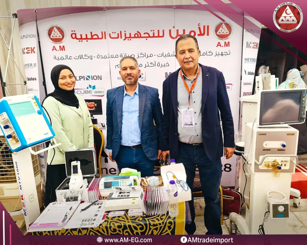 جناح شركة A.M للتجارة والاستيراد مع د. عبدالعظيم عبدالله، رئيس المؤتمر وشريك في مستشفى كيور، بجانب عرض للأجهزة الطبية