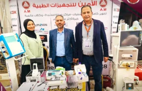جناح شركة A.M للتجارة والاستيراد مع د. عبدالعظيم عبدالله، رئيس المؤتمر وشريك في مستشفى كيور، بجانب عرض للأجهزة الطبية