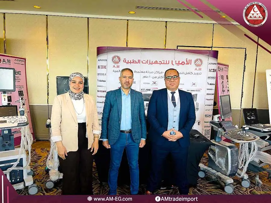 فريق شركة A.M للتجارة والاستيراد في جناح العرض الخاص بهم مع أجهزة سونار Alpinion في مؤتمر ESRNM 2026 للأشعة