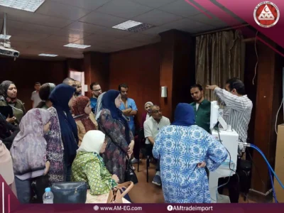 فريق طبي يتلقى تدريبًا عمليًا على جهاز تنفس صناعي محمول لحديثي الولادة