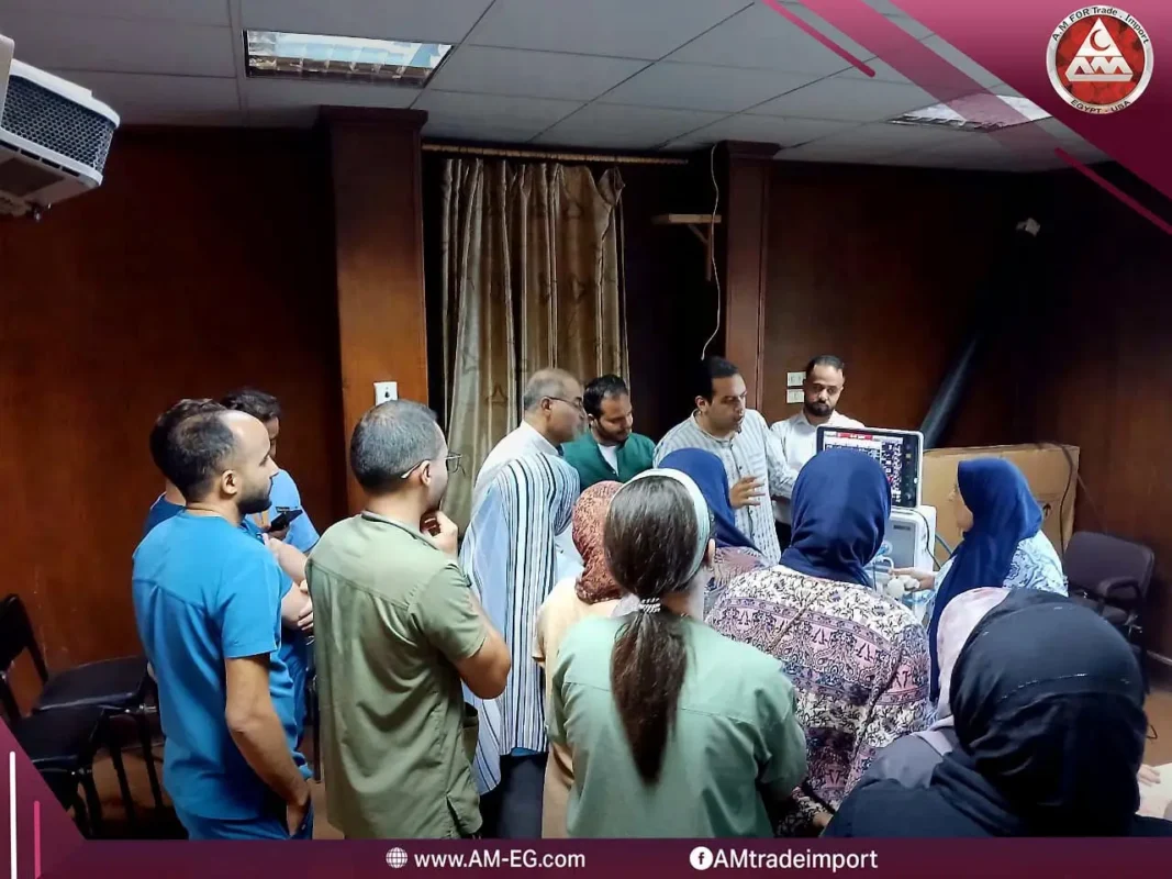فريق طبي يتلقى تدريبًا عمليًا على جهاز تنفس صناعي محمول لحديثي الولادة