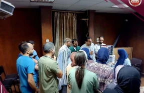 فريق طبي يتلقى تدريبًا عمليًا على جهاز تنفس صناعي محمول لحديثي الولادة