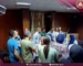 فريق طبي يتلقى تدريبًا عمليًا على جهاز تنفس صناعي محمول لحديثي الولادة