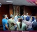 فريق طبي يتلقى تدريبًا عمليًا على جهاز تنفس صناعي محمول لحديثي الولادة