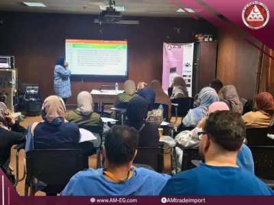 طبيبة تقدم محاضرة تدريبية عن التنفس الصناعي بجانب لافتة MEK EVO5